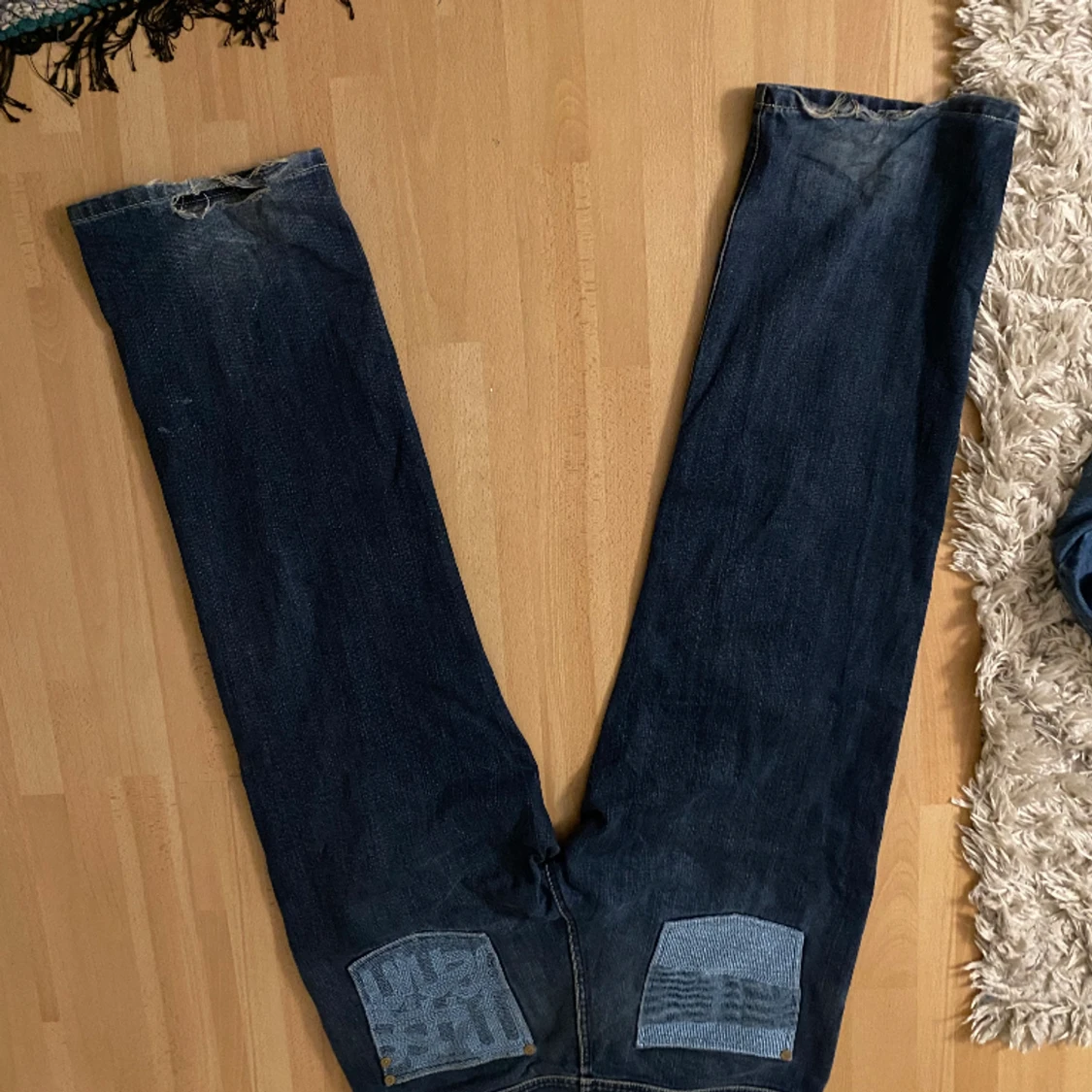 Feta jeans med detaljer - 90