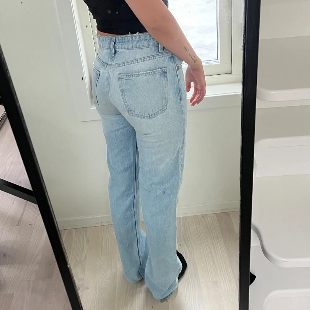 Obs, smutsig spegel!!  Snygga blåa straight jeans från Zara som tyvärr inte passar mig, inte använda så mycket alls. Jag är 160 cm. Jeans & Byxor.