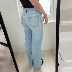 Obs, smutsig spegel!!  Snygga blåa straight jeans från Zara som tyvärr inte passar mig, inte använda så mycket alls. Jag är 160 cm