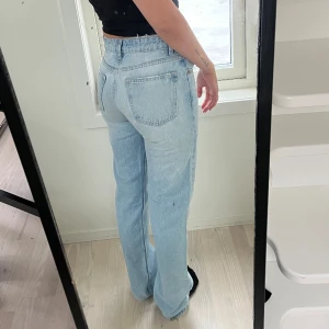 Zara midrise straight - Obs, smutsig spegel!!  Snygga blåa straight jeans från Zara som tyvärr inte passar mig, inte använda så mycket alls. Jag är 160 cm