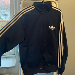  Vintage Adidas tracktop  - Vintage skick men väldigt fint skick inga skador eller något liknande. Skriv vid frågor!