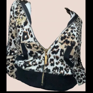 Zip up - Super fin croppad leopardmönstrad huvtröja, 90s/00s stil. Andvänd ett fåtal gånger men är i perfekt skick. Funkar jätte bra över ett linne eller under en jacka. För mer bilder eller frågor är det bara stt skicka ett meddelande.🤎🐆