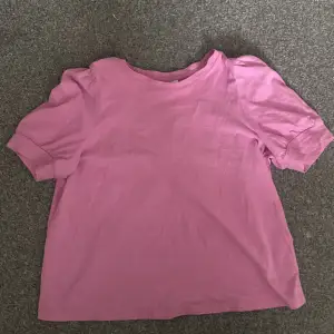En supergulliga rosa topp/tröja!! Har använts typ 5 gånger och inga defekter förekommer så det är precis som ny. Helt perfekt nu inför våren och sommaren!! 💕💕