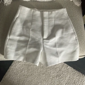 Vita kostymshorts  - Jätte fina vita kostymshorts i storlek xs från zara! Aldrig använda, med fickor i sidan🥰
