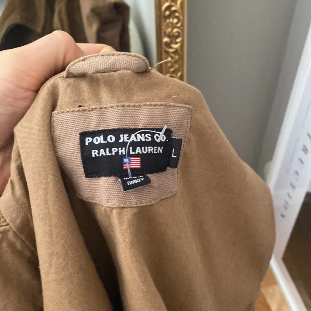 Jackan är köpt secondhand och är i fint skick. . Takit.