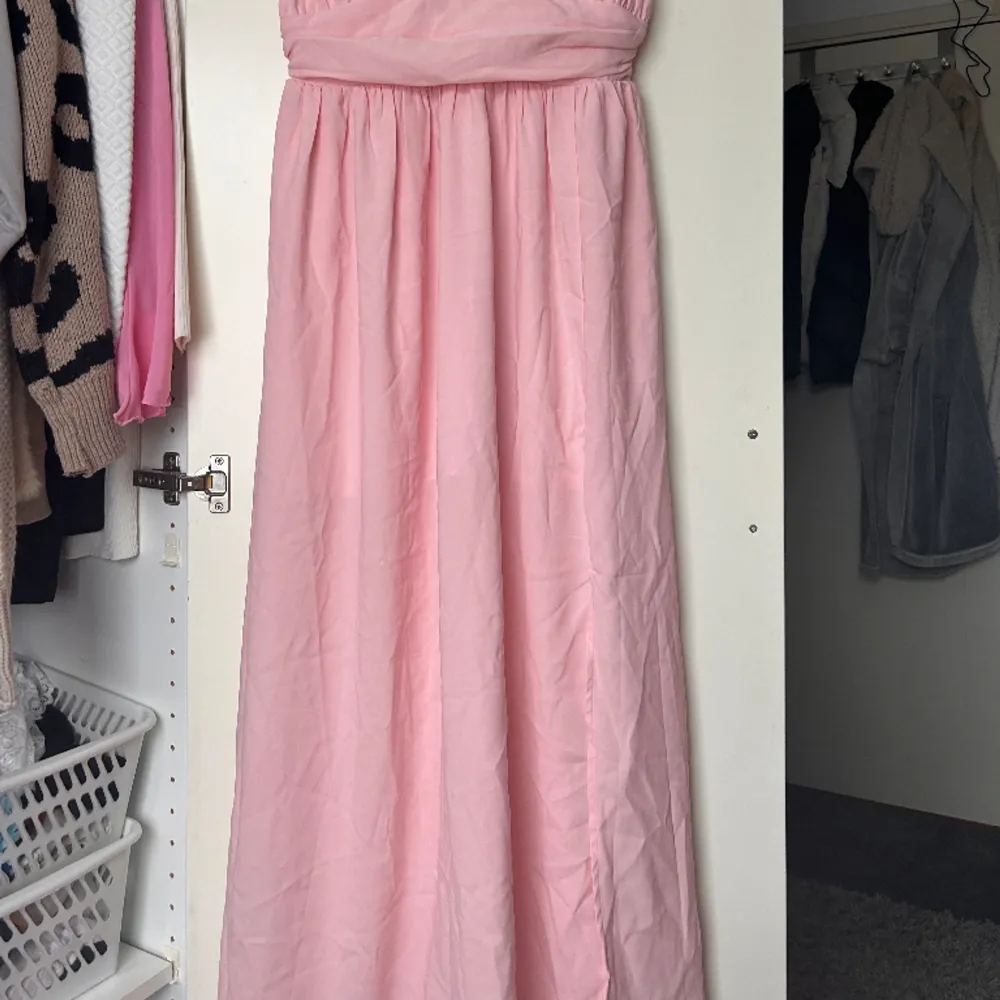 Säljer denna jätte söta rosa klänningen, den är inte använd nån gång och därmed jätte fint skick🩷. Klänningar.