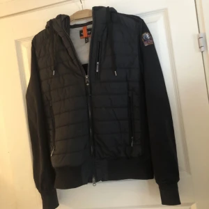 Parajumper cardigan - Skick 8/10 ny pris 4999 säljer för 1999 Skriv om funderingar🙌🏼