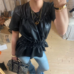 Topp - SUPER snygg skinnimitation topp!!