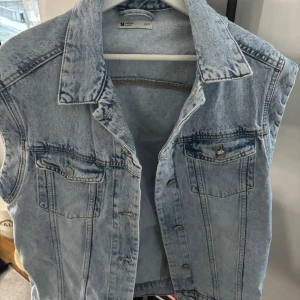 Jeansväst - Cool jeans väst från Gina. Har ingen användning för den därav så säljer jag💞 -oversize😽😽(priset kan diskuteras)!!
