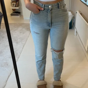 Moms jenas från Stradvarius  - Mom jenas i ljus blå färg med hål i knät och små detaljer i färgen 🩷🫶