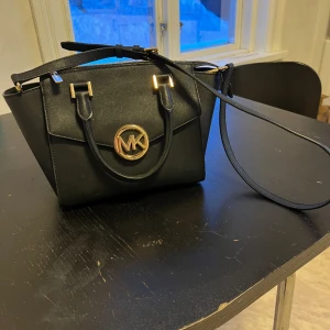 Michael Kors - Nyskick äkta Michael Kors väska nypris 10000;- mitt pris 2600:-