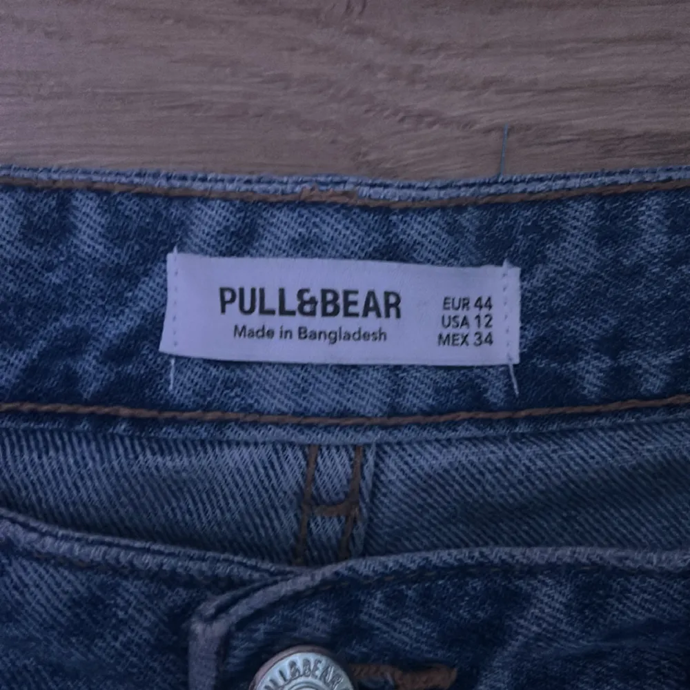 Blåa jeans   Pull&bear  storlek 44. Jeans & Byxor.