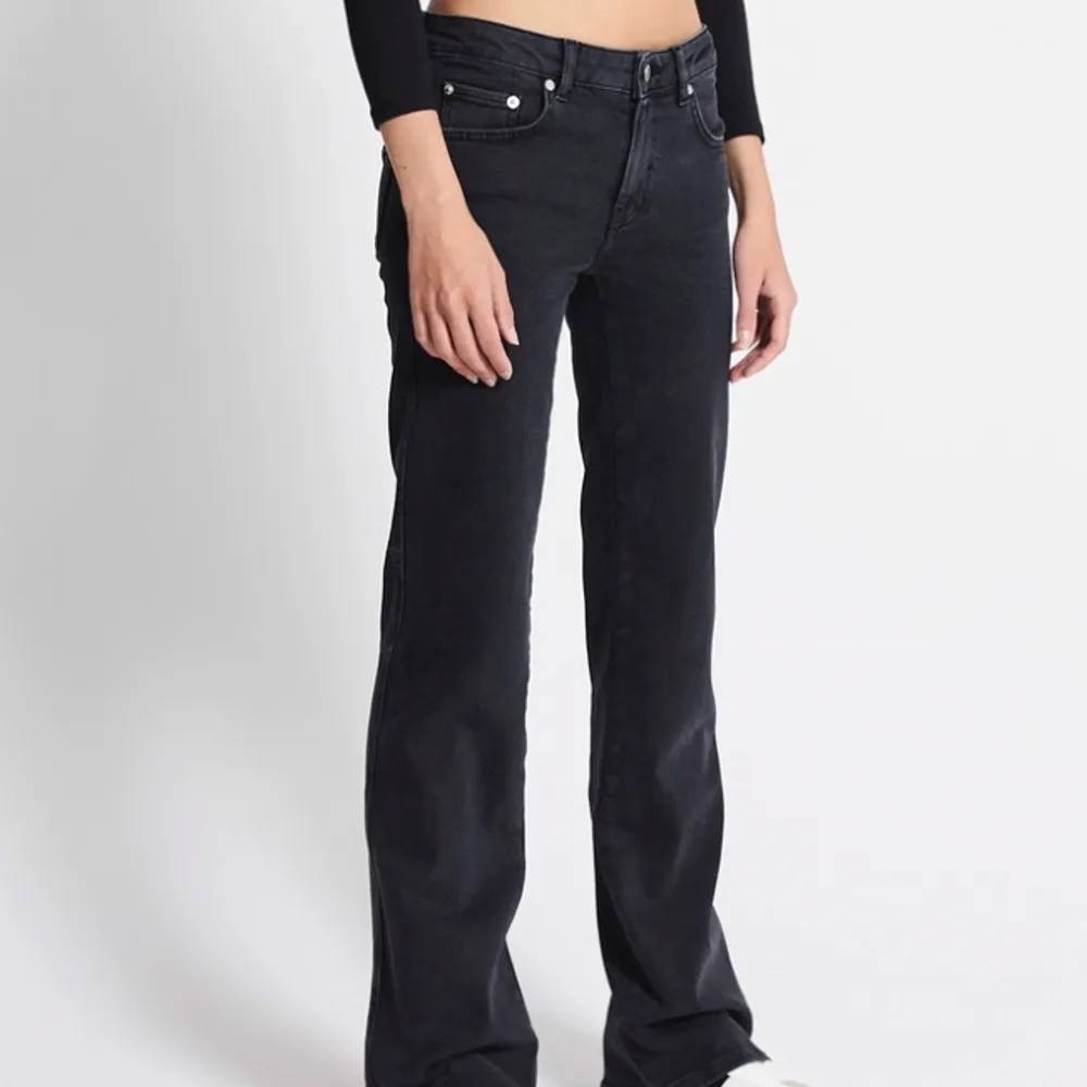 Nya lågmidjade jeans som aldrig är använda. Passade inte mig i stilen så de är därför jag säljer. Pris kan diskuteras!❤️. Jeans & Byxor.