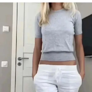 Stickad T-shirt  - Säljer denna skitsnygga T-shirten som knappt är använd💕 färg: svart