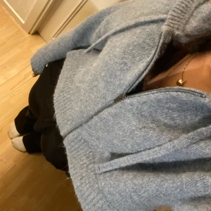 Zara zip up - En snygg zip up från zara lite nopprig men annars bra skick!!🙌🏽🙌🏽 Finns inte löngre att köpa på hemsidan! 
