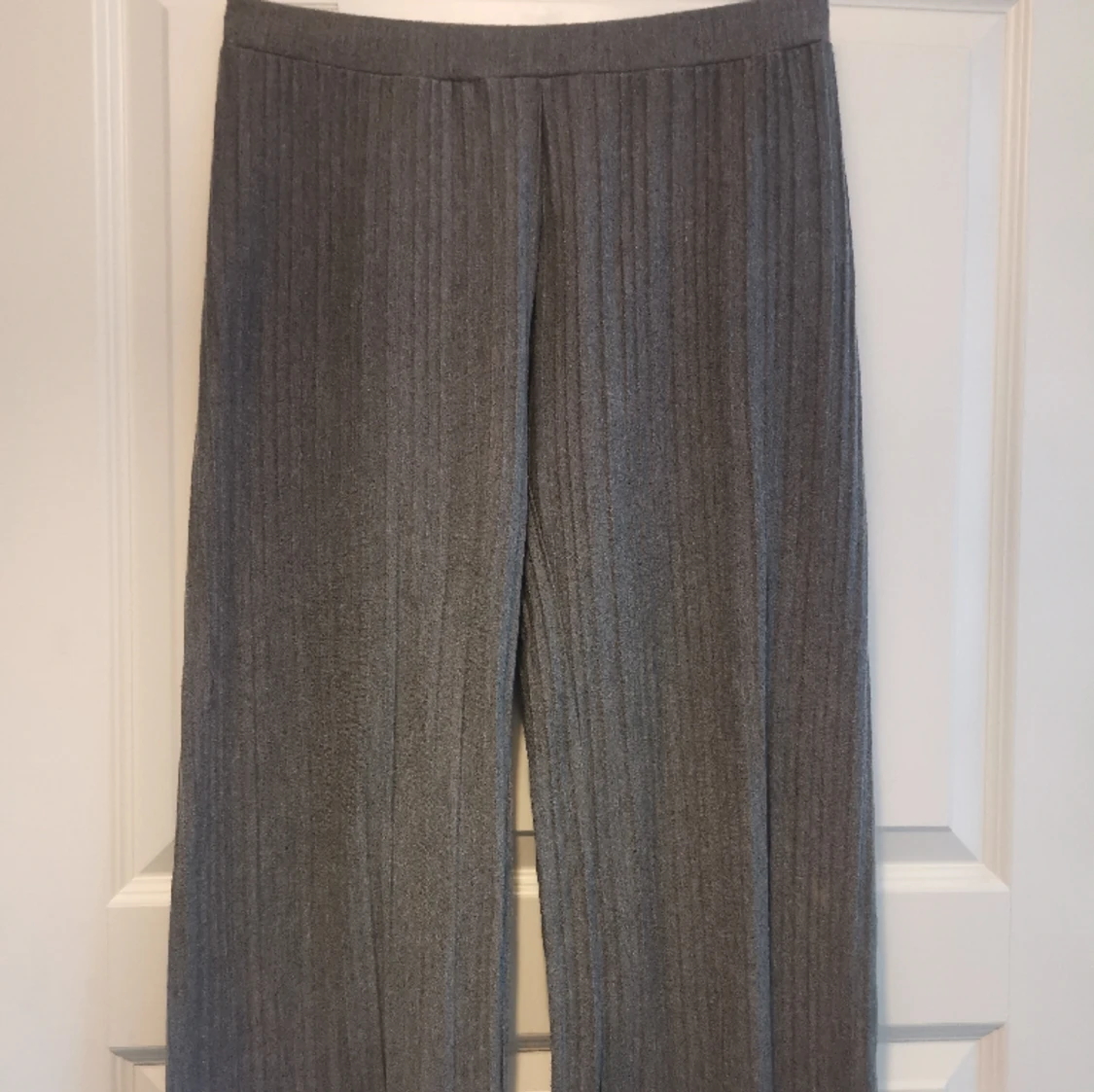 Grå fladdriga trekvartsbyxor 