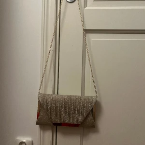 Festlig väska - Denna snygga glittrig-guldiga väska säljs nu då jag inte använder den💓den är aldrig använd 