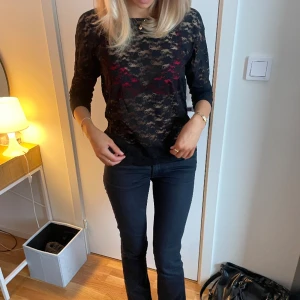 Spetstopp  - En snygg spetstopp 💗 ingen aning vart den är från då jag köpte på secondhand. Den är lite längre i modellen som ni ser på bilderna och har trekvartslånga armar. Supertrendig just nu!! Storleken varierar från XS-M💗Pris kan diskuteras