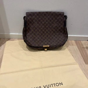 Louis Vuitton Väska - Nytt skick. Kommer med over bag och äkthetsbevis . Köpt i Frankrike 