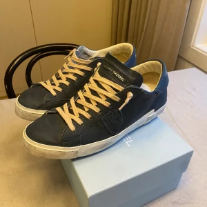 Helt nya philipe model skor - Sjukt snygga skor från philipe model, skick 9/10 knappt använda och inga slitningar| kvitto och påse finns| storlek 42| ny pris 4500kr| Hör av er vid funderingar 