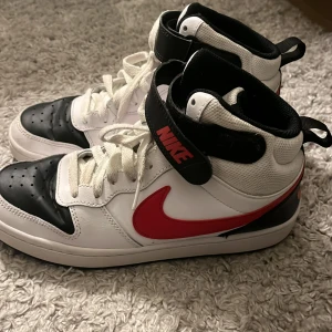 Nike skor - Helt nya Nike skor! Knabbt andvända! Nypris 800kr. Storlek 38,5. Kontakta gärna för mer info!