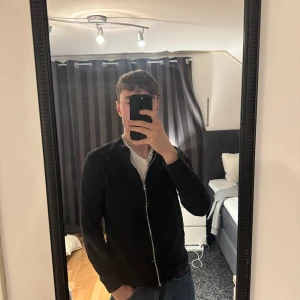 Tröja ifrån H&M - Gillar denna zip väldigt mycket, men har växt ur den! Passar väldigt bra till en skjorta eller annat, Storlek S