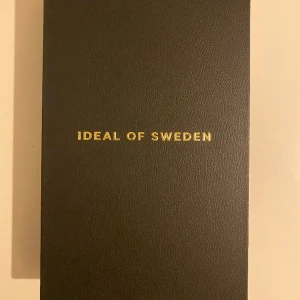 BEATSSTUDS GLOSSY BLACK - ideal of sweden - Aldrig andvänd! Köpte i fel modell och glömde skicka tillbaka så därför kommer den inte till andvändning.❤️ Passar Iphone 12.  
