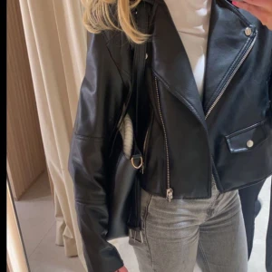 Skinnjacka  - Svart skinnjacka från Nelly, jättefint skick🤍🤍