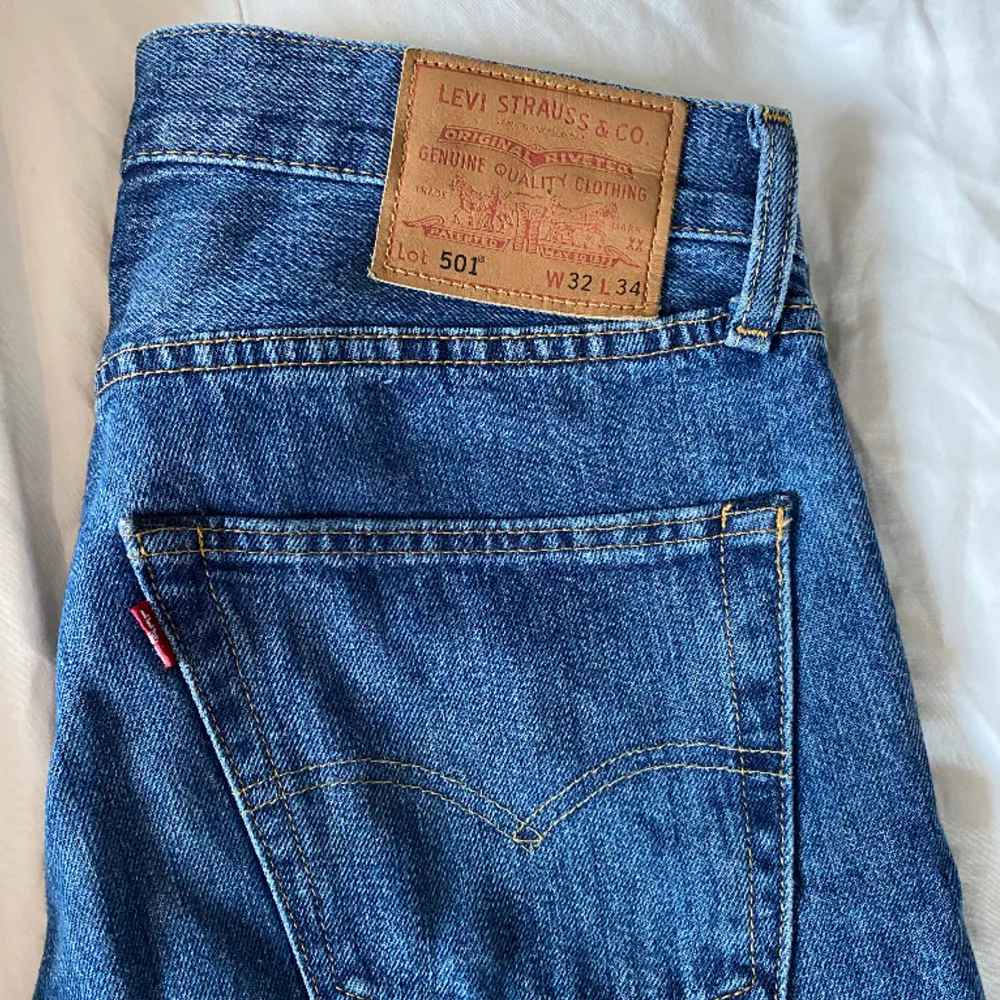 Jätte snygga Levis jeans i modellen 501. Nästan helt oanvända då de är lite stora för mig. Köpte dom för 1200kr för ca ett år sen. Jeans & Byxor.