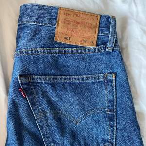 Jätte snygga Levis jeans i modellen 501. Nästan helt oanvända då de är lite stora för mig. Köpte dom för 1200kr för ca ett år sen