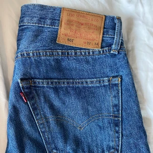 Levis 501  - Jätte snygga Levis jeans i modellen 501. Nästan helt oanvända då de är lite stora för mig. Köpte dom för 1200kr för ca ett år sen