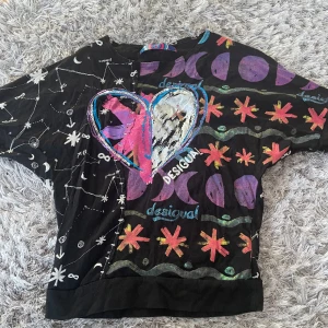 Desigual tröja - Super cool tröja från desigual. Väldigt unik. 3/4 ärm