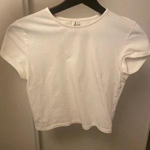 Croppad t shirt  - T-shirt från Nelly i stl S, lite croppad
