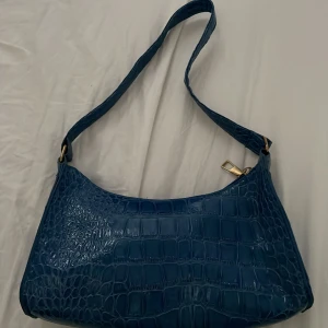 Blå Snakeskin axelväska  - Okej skick, SÅ otroligt fin som går att styla med vad som helst