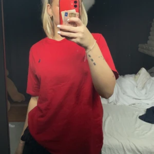 Ralph lauren t shirt  - En röd Ralph lauren t shirt, väldigt bra skick i storlek M. Köpare står för frakt!