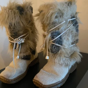 Pälssko - Bra skick, medelvarma så sköna under vår/höst, söta 