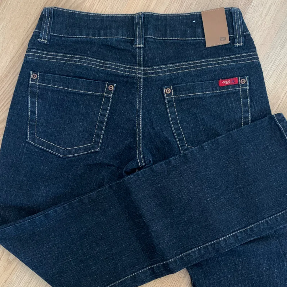 Snygga vintage jeans som är lågmidjade. Storlek 36. Midjemått rakt över : 37cm  Hela midjemåttet: 74 cm Innerbenslängd: 76cm. Jeans & Byxor.