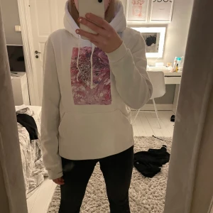 The cool elephant hoodie  - Jätte fin the cool elephant hoodie🩵💕, kommer tyvärr inte till användning då jag har andra hoodies. Jätte bra sick 💕🩵 Ny pris 600, pris kan diskuteras 