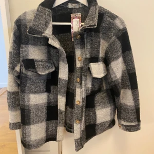 Skjortjacka - Tunnare oanvänd skjortjacka , för kort för mig i ärmarna därför säljer jag den. Inköpt för 500kr, säljes för 200kr