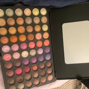 Ögonskugga palett 120 färger  - Nästan orörd 120 färger med bra pigment. Ögonskugga 