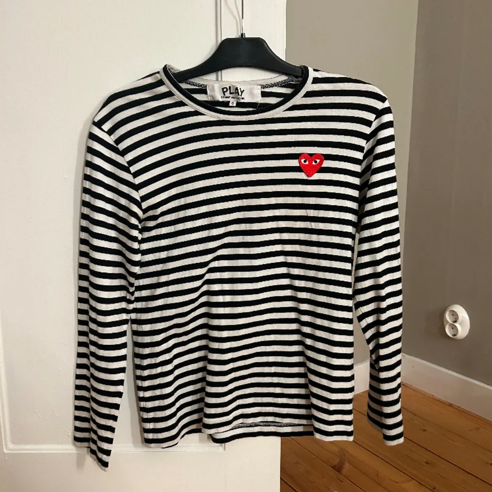 Den kända märkeströjan play från comme desgarçons! Köpt för 1250 kr Säljer den för 300! Pris går att diskutera . Tröjor & Koftor.