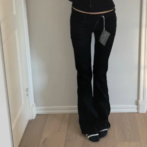 G-star lågmidjade jeans - Säljer dessa coola lågmidjade bootcut/flare jeans från g-star raw. Modellen heter ”Lynn zip High flare jeans” OBS!! De är lågmidjade. I nyskick☺️strl w27 l32. Midjemått ca 34cm, innerbenslöngd ca 82cm. Nypris $210.