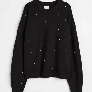 Hm tröja med diamanter  - Jättefin och skön tröja från Hm! Svart tröja med diamanter som snygg detalj. Köpt för 300kr! Säljer för 120kr