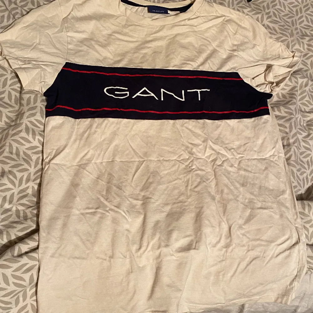 Simpel Gant T-shirt i storlek xs(herrstorlek). T-shirts.