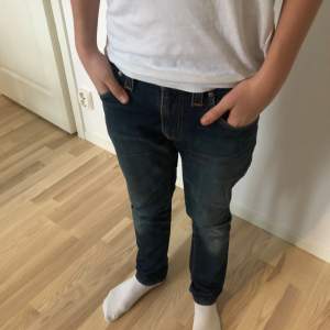 | skit snygga nuide jeans | inga defekter förutom på märket där bak är lite slitet | skickar via postnord | storlek 28/30 och modellen är 170 cm lång ungefär | skriv om du har någon fråga eller om du är intresserad |