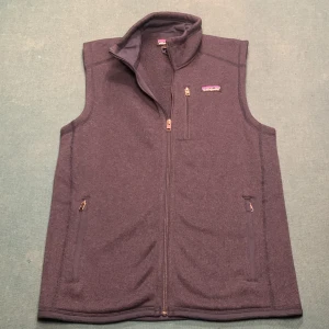 Patagonia väst - Hej, jag säljer nu denna skit trendiga och sällsynta patagonia västen i blå färg, storlek S! 💥OBS💥 kan byta mot en mindre storlek! Är i nyskick och har endast testats hemma. Årderbekräftelse och allt man fick med kommer till!