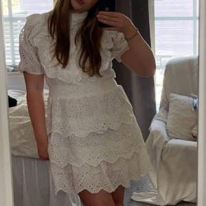 Vit klänning - Säljer min fina studentklänning som är nästintill slutsåld på asos, i storlek 38. Klänningen är endast använd 1 gång.  Nypris 929kr 