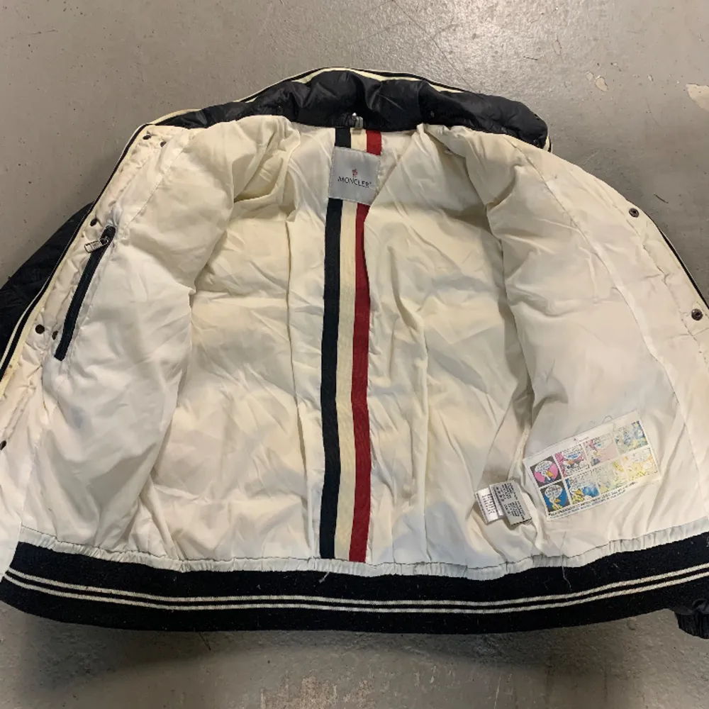 Vintage Moncler Branson Puffer i storlek 4, motsvarande herr L  Säljs vanligtvis för 7000  Jackan är i mycket fint skick, har inga hål eller dylikt. Viss missfärgning på insidan av jackan dock (se bilder)  För fler bilder, eller frågor - skicka PM!. Jackor.