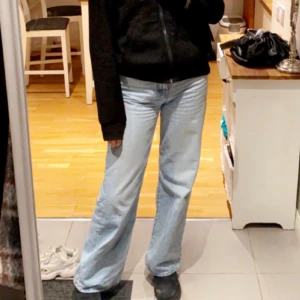 Levis Jeans - Säljer dessa super snygga Levis jeans! Storlek 36 , jag är 174 cm lång och dom sitter perfekt. 