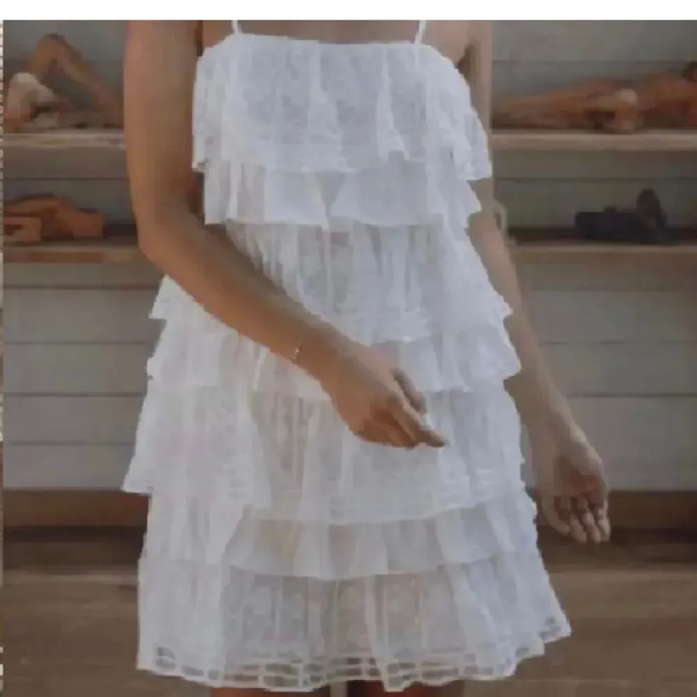 Säljer den här klänningen från zara eftersom den inte kommer till användning. Köpt hör på Plick, de två första bilderna är lånade.💗 . Klänningar.